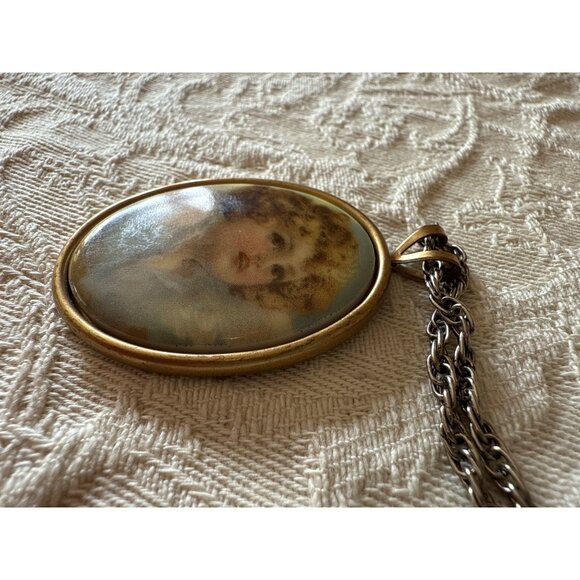 Vintage Angel Cherub Cameo Pendant Necklace With Gold-Tone Chain - Picture 10 of 14